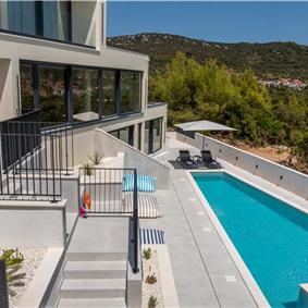 4 bedroom villa with heated pool and sea view in Vinišće, sleeps 8